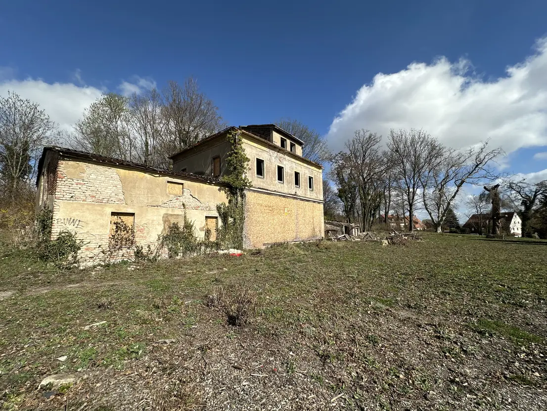 GESCHICHTE IN DIE ZUKUNFT BRINGEN - EHEMALIGE ORANGERIE MIT GARTENGRUNDSTÜCK, ALTEN MAUERN U.V.M. ZU VERKAUFEN