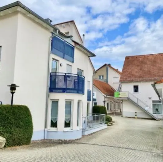 MAISONETTE MIT DACHBALKON, EINBAUKÜCHE, STELLPLATZ IN EINER DUPLEXGARAGE