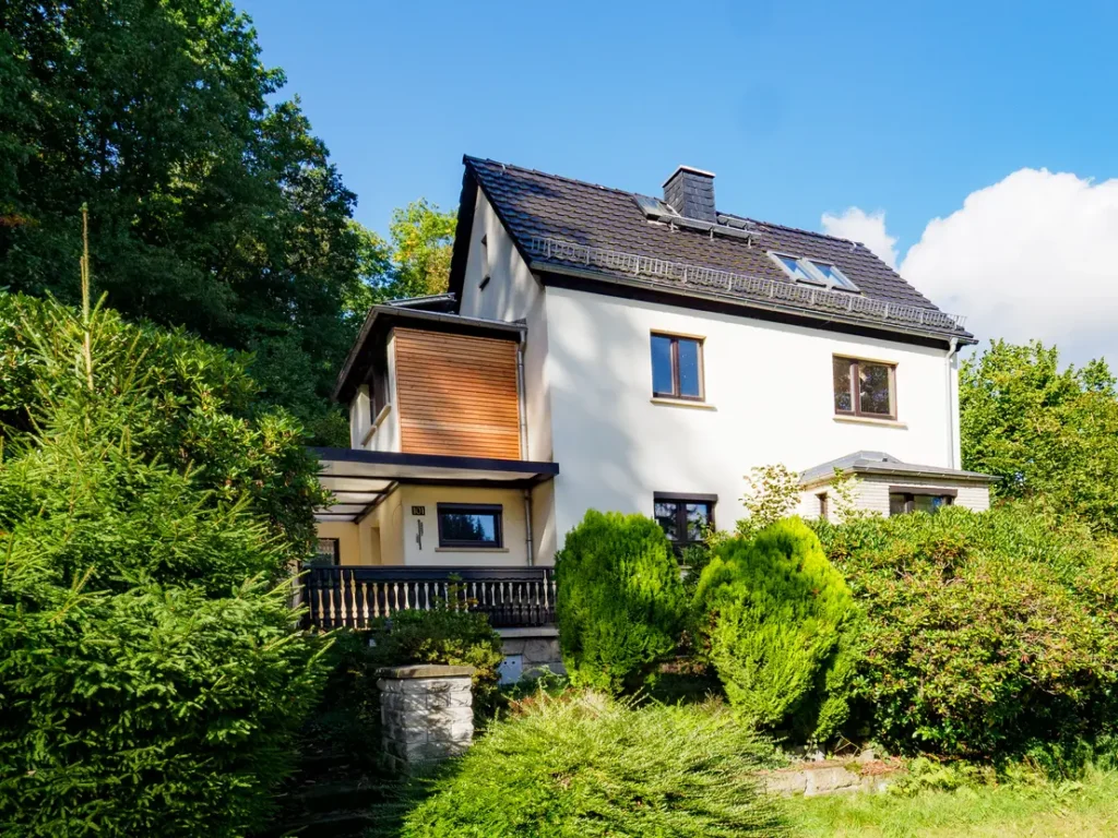 EINFAMILIENHAUS MIT WÄRMEPUMPE, SOLARTHERMIE, VORB. FUßBODENHEIZUNG, GARAGE, STELLPLÄTZEN