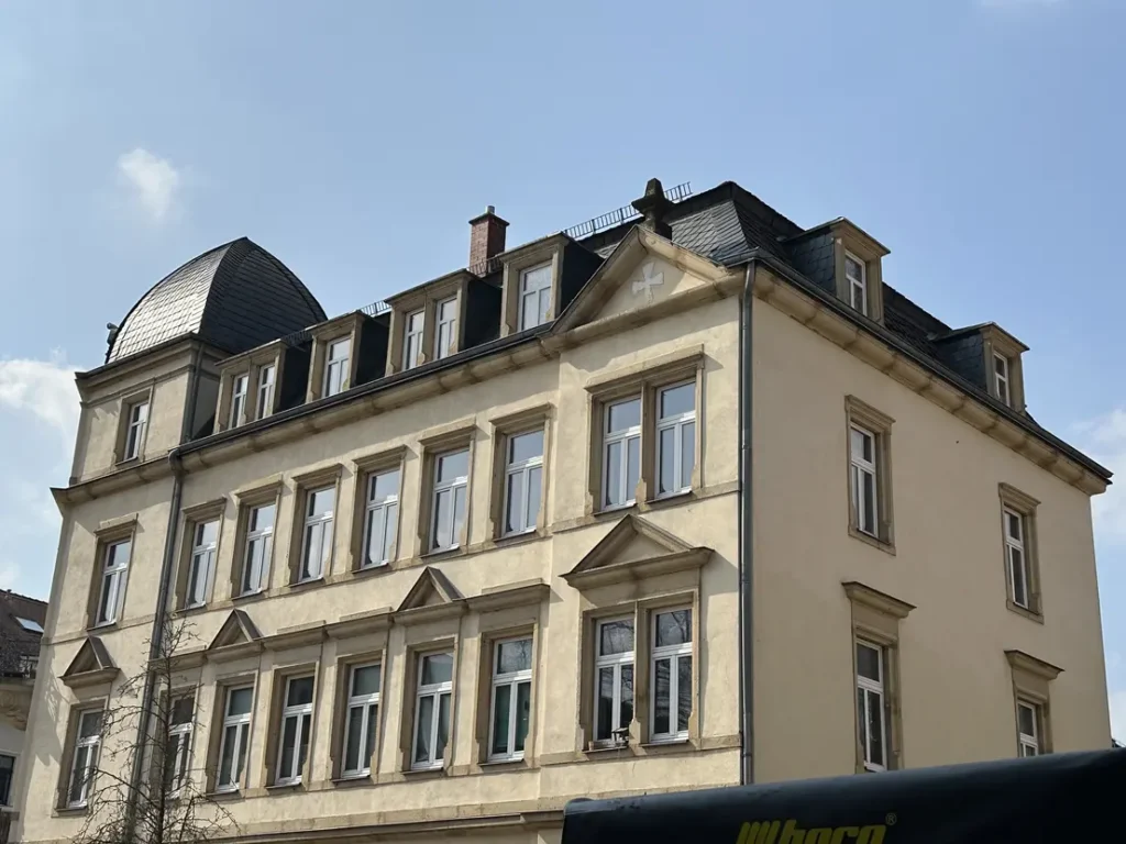 KÜNDIGUNGSAUSSCHLUSS FÜR 3 JAHRE! HELLE MANSARDWOHNUNG IN DD PIESCHEN